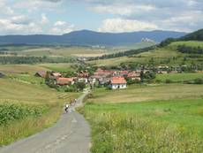 Zjazd do wsi Buglovce na Słowacji, w oddali widoczne ruiny Spiskiego Zamku