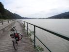 Drewniany rowerowy "most wzdłuż rzeki"