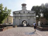 przez bramę Porta Ognisanti...